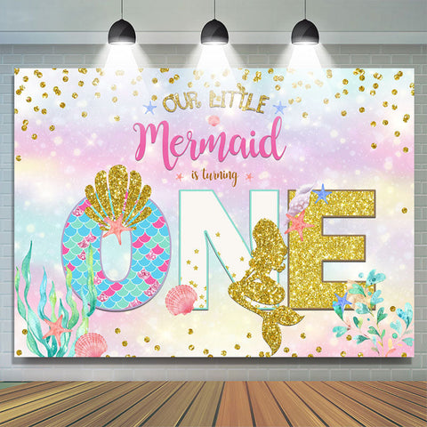 Notre liti¨¨re sirène tourne la toile de fond du premier anniversaire de paillettes d'or