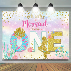 Notre liti¨¨re sirène tourne la toile de fond du premier anniversaire de paillettes d'or