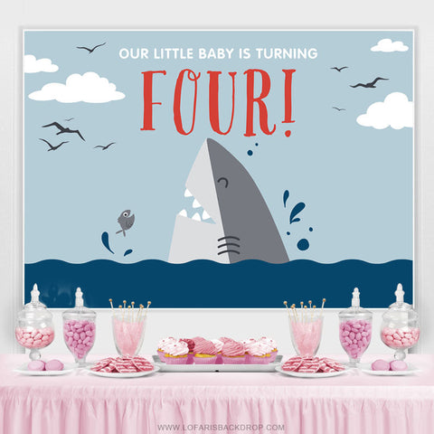 Notre petit bébé tourne la toile de fond d'anniversaire de quatre requins