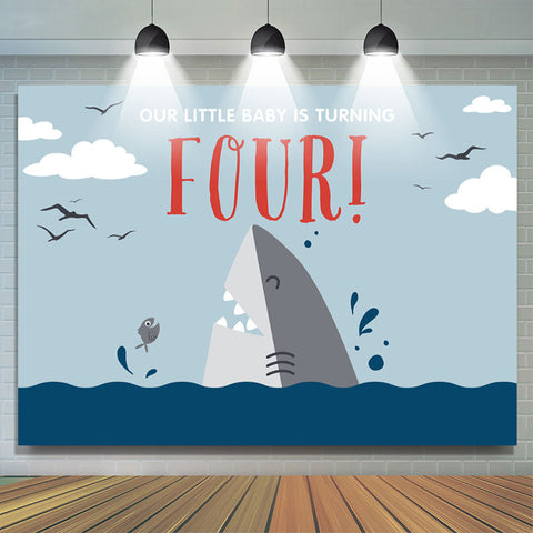 Notre petit bébé tourne la toile de fond d'anniversaire de quatre requins