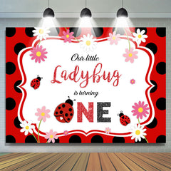 Notre petite coccinelle tourne une toile de fond d'anniversaire de point noir de fleur