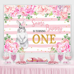 Floral rose et lapin tourne une toile de fond d'anniversaire