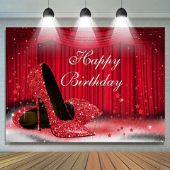 Scène rouge et fond de joyeux anniversaire à paillettes à talons hauts