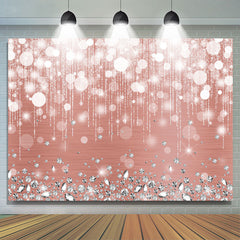 Toile de fond de fête d'anniversaire rose foncé bokeh diamants argentés
