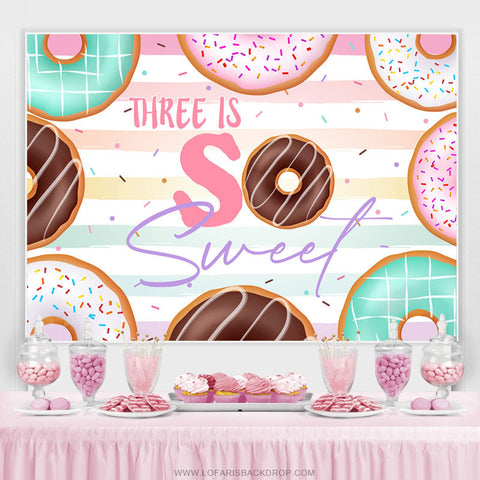 Trois est si doux fond d'anniversaire de beignet coloré