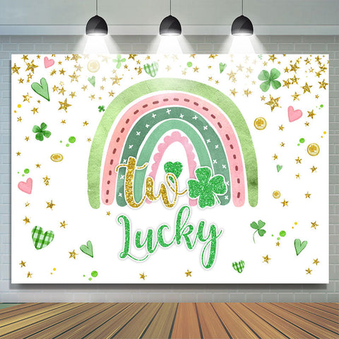 Toile de fond d'anniversaire arc-en-ciel de deux coeurs verts chanceux