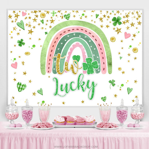 Toile de fond d'anniversaire arc-en-ciel de deux coeurs verts chanceux