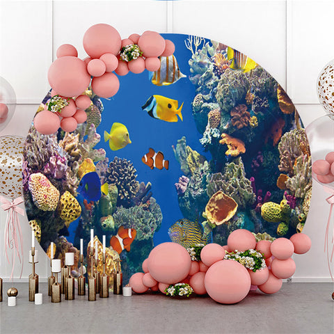 Monde sous-marin de poissons clowns et de coraux en toile de fond