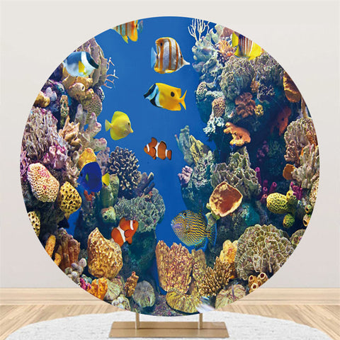 Monde sous-marin de poissons clowns et de coraux en toile de fond