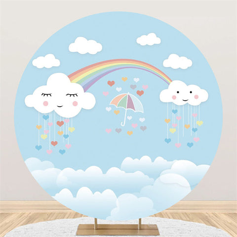 Toile de fond ronde anniversaire arc-en-ciel nuages blancs et bleus