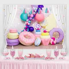 Toile de fond de macaron de beignet de ballon de couleur de rideau blanc